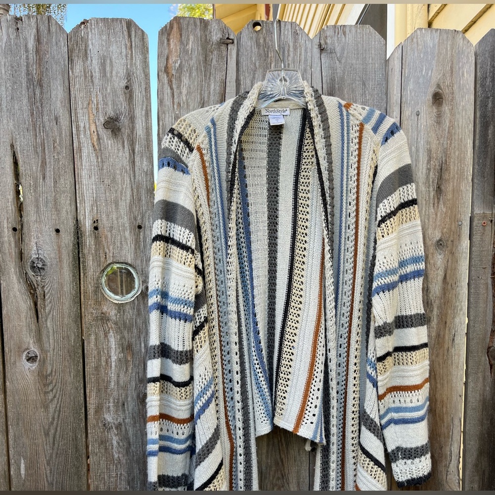 North style woman's sweater asymmetrical hem-line Size (L).